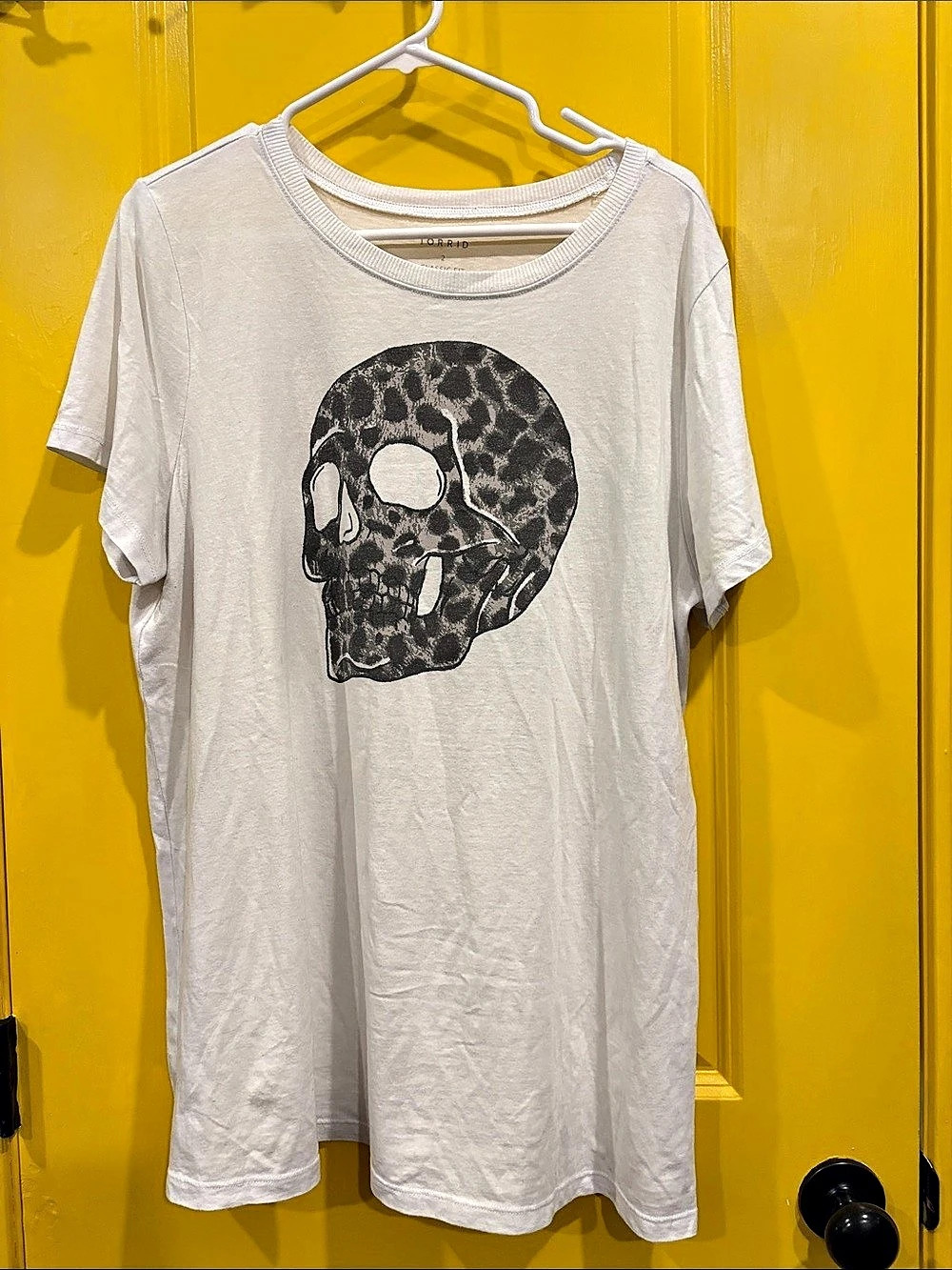 TORRID Classic Fit Skull Graphic Tee White Size 2 Like New